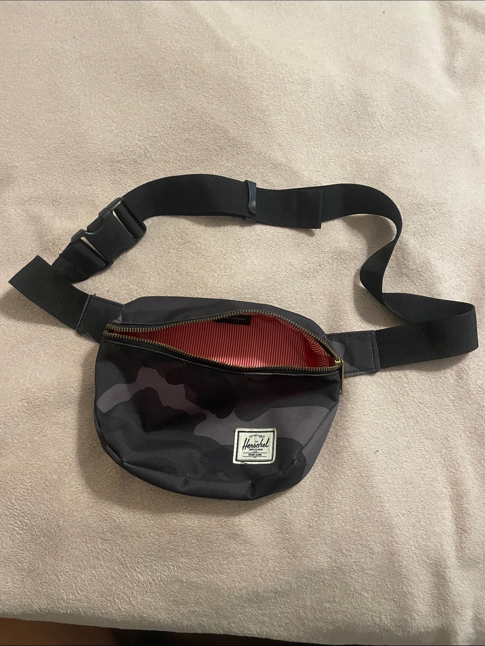 Herschel Men’s Black Camo Belt Bag with Red Lining Fanny pack